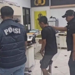 Pelaku saat bersama petugas dari Satresnarkoba Polresta Sidoarjo.