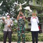Gubernur Jawa Timur, Khofifah Indar Parawansa, saat peluncuran uji klinis Vaksin Merah Putih di RSUD Dr Soetomo.