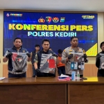 Kapolres Kediri AKBP Bimo Ariyanto dan jajaran saat menggelar konferensi pers kasus pembunuhan keluarga di Mapolres Kediri, Jumat (6/12/2024)