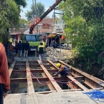 Perbaikan Jembatan Segaran yang berada di Desa Banjararum, Kecamatan Singosari, Kabupaten Malang.