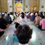 Untuk mematuhi protokol kesehatan, jarak antar jemaah salat Jumat di Masjid Nasional Al-Akbar Surabaya sejauh dua meter, Jumat (27/3/2020). foto: MMA/ BANGSAONLINE.COM