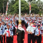 Gubernur Jatim, Khofifah Indar Parawansa, bersama 364 siswa SMA Taruna Nusantara di halaman Gedung Negara Grahadi, Surabaya.