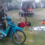Peragaan penangan korban kecelakaan. foto: SOFFAN SOFFA/ BANGSAONLINE