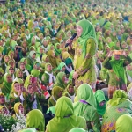 Khofifah Indar Parawansa dalam acarra Menyongsong Hari Ibu di Jatim Expo Surabaya, Kamis (7/12/2023). Foto: bangsaonline.com