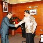 Sekda Prov Jatim AKH Sukardi MM menerima anggota Komisi II DPR RI, Senin (14/3/2014). foto:nisa