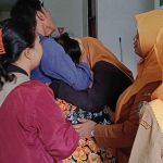 Keluarga korban menangis histeris setelah mengetahui korban meninggal dunia terlindas truk di RSUD dr Mohamad Saleh Kota Probolinggo. Foto: Ist.