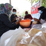 Emak-emak yang membantu tim tagana menyiapkan makanan bagi warga yang terkena micro lockdown. (foto: ist)