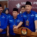 Ketua Partai Demokrat Gresik, Supriyanto memberikan keterangan pers usai mendaftarkan caleg di KPU.