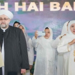 Gubernur Khofifah bersama cicit Syekh Abdul aqadir Al Jailani, Syekh Afeefuddin Al Jailani, saat doa bersama.