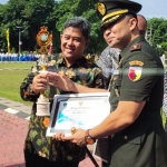 Arif Setyo Widodo saat menerima penghargaan CSR Award dalam upacara peringatan HUT Kabupaten Sidoarjo ke-16 di Alun-alun.