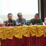 Suasana press release penghentian tiga kegiatan PT RHS Grup. foto: AKINA/ BANGSAONLINE