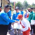 APRESIASI: Bupati Saiful Ilah memberikan penghargaan kepada pegiat olahraga dan atlet berprestasi saat Haornas, Jumat (20/9). foto: ist