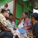 Bupati Kediri Hanindhito Himawan Pramana saat berkunjung ke rumah Suyanto. (Ist). 