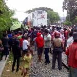 EVAKUASI. Warga menyaksikan proses evakuasi dump truk yang ditabrak kereta api di di Dusun Kedungwaru, Desa Pekuwon, Kecamatan Sumberrejo, Bojonegoro. foto : eky nur hady/bangsaonline