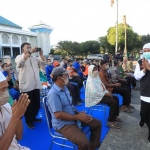 Gubernur Jawa Timur Khofifah Indar Parawansa saat menyapa Penjaga Makam, Rel Kereta Api dan Petugas Kebersihan masjid (marbot) dan masyarakat kurang mampu di sekitar area Masjid Nasional Al Akbar Surabaya, Selasa (13/10) sore. foto: ist/ bangsaonline.com