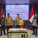 Ketua KPU Kabupaten Kediri Ninik Sunarmi saat menandatangani NPHD disaksikan Bupati Kediri Hanindhito Himawan Pramana. Foto: Ist. 