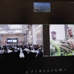 Wali kota bersama wakilnya, Nurochman dan Heli Suyanto, saat hadir secara virtual dalam Musrenbangcam Batu.