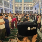 Jemaah shalat tarawih full di Masjid Nasional Al Akbar Surabaya, Rabu (18/2/226). Foto: m. maas