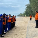 Kalaksa BPBD Tuban saat memberi arahan ke tim pencari