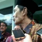 Bupati Sampang, A Fannan Hasib usai diperiksa Kejaksaan Negeri Sampang lebih banyak tutup mulut. foto: bahri/ BANGSAONLINE
