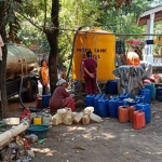 Pengiriman air bersih oleh BPBD Pasuruan.