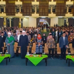 Khofifah Indar Parawansa dan Prof Dr KH Asep Saifuddin Chalim serta para syaikh dari Al Azhar Mesir dan Baghdad Irak foto bersama dalam acara International Conference on Research and Community Service (ICORCS) di Islamic Center Surabaya, Rabu (29/1/2025). Acara ICORCS itu digelar UAC selama dua hari, Rabu dan Kamis (29 - 30 Januari 2025). Foto: bangsaonline