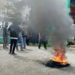 Aksi mahasiswa membakar ban untuk menolak kedatangan Romahurmuziy.