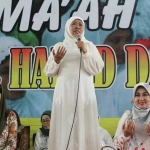 Khofifah didampingi Wabup Lamongan Kartika Hidayati dan Arumi Bachsin (istri Emil Dardak).