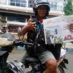 Koko Wardoyo, loper koran yang berpenampilan nyeleneh, namun menjadi kekhasannya dalam menjalani aktivitas. (Yuniardi Sutondo/HB).