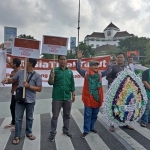 Aksi Damai dilakukan ratusan kader PKB di Perempatan Darmo dan halaman Gereja Bunda Hati Kudus. Mereka mengutuk penyerangan gereja di Sleman. Foto: DIDI R/BANGSAONLINE