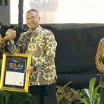 Direktur RSUD dr Karneni Campurdarat, dr. Rio Ardona saat menerima piagam penghargaan