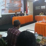 KPU Kota Kediri saat menggelar rapat pleno penetapan DPT pilwali dan Pplgub. foto: Arif Kurniawan/ bangsaonline.com