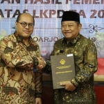 PRESTASI: Bupati Saiful Ilah saat menerima predikat opini WTP dari BPK Perwakilan Jatim, Kamis (23/5). foto: ist