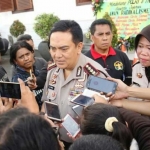 Kapolrestabes Surabaya saat diwawancara awak media di halaman Mapolrestabes setempat.