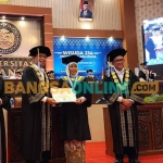Gubernur Jawa Timur, Khofifah Indar Parawansa, saat meraih gelar Doktor Honoris Causa dari Unair. Foto: DEVI FITRI AFRIYANTI/BANGSAONLINE
