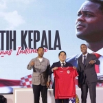 Asisten pelatih Timnas Indonesia Denny Landzaat (kiri), Ketua Umum PSSI Erick Thohir (tengah), dan Pelatih baru Timnas Indonesia Patrick Kluivert (kanan) berfoto bersama sesaat setelah konferensi pers di Hotel Mulia, Senayan, Jakarta Pusat, Minggu (12/1/2025). Kluivert menyinggung mengenai pentingnya kehadiran pemain lokal sebagai jantung timnas Indonesia. Foto: Kompas.com