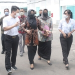 Bupati Mojokerto, Ikfina Fahmawati, ketika meninjau PT Banshang Technology Jawa Timur.