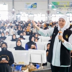 Gubernur Jawa Timur periode 2019-2024, Khofifah Indar Parawansa, saat meresmikan MPS atau Mitra Produksi Sigaret Dander PT Kareb Alam Sejahtera, Bojonegoro.