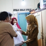 Wali Kota Kediri, Vinanda saat menyerahkan bingkisan