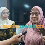 Wakil Rektor 1, Universitas Islam Kadiri, Dr. Sri Luayi saat memberi keterangan kepada wartawan didampingi oleh Dr. Nisa Wakil Rektor 2. Foto: Muji Harjita/BANGSAONLINE