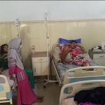Anak-anak yang sedang dirawat di Puskesmas Babat yang diduga keracunan. (foto: TRIWI YOGA/ BANGSAONLINE)