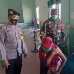 Anggota Koramil Geneng saat mengawasi vaksinasi di Desa Tambakromo.