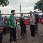 PWI Bangkalan bagi-bagi sembako di Pelabuhan Kamal. (foto: ist)