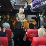 Kapolres Pamekasan AKBP Teguh Wibowo saat melakukan razia di dalam bus yang melintas di depan Polsek Tlanakan Pamekasan. 