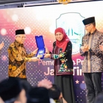 Gubernur Khofifah saat menerima penghargaan dalam ajang Anugerah Adinata Syariah.