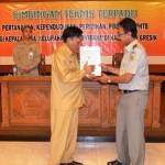 Bupati, Sambari ketika terima sertifikat Gelora Joko Samudro. foto: syuhud/ BANGSAONLINE