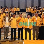 Ketua DPD Golkar Gresik terpilih, Wongso Negoro (dua dari kiri), bersama Ketua Golkar Jatim, Ali Mufthi, dan pengurus saat Musda ke-XI. Foto: SYUHUD/BANGSAONLINE