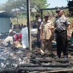 RATA: Tampak bekas rumah nenek sebatang kara di Kecamatan Dander rata dengan tanah setelah dilalap sijago merah. foto: eky nurhadi/BANGSAONLINE