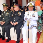 Pangkoarmada II Laksda TNI Mintoro Yulianto (kanan) saat menghadiri upacara peringatan Hari Ulang Tahun Provinsi Jawa Timur ke-74 di Gedung Negara Grahadi, Sabtu (12/10/2019) kemarin.