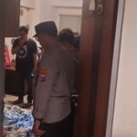 Petugas saat berada di TKP